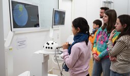 Schülergruppe im Simulationshospital