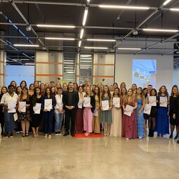 Gruppenfoto examinierte Pflegekräfte.