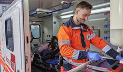 Notfallsanitäter im Rettungswagen