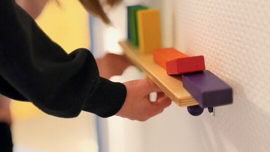 Detail von Spielgeräten an der Wand