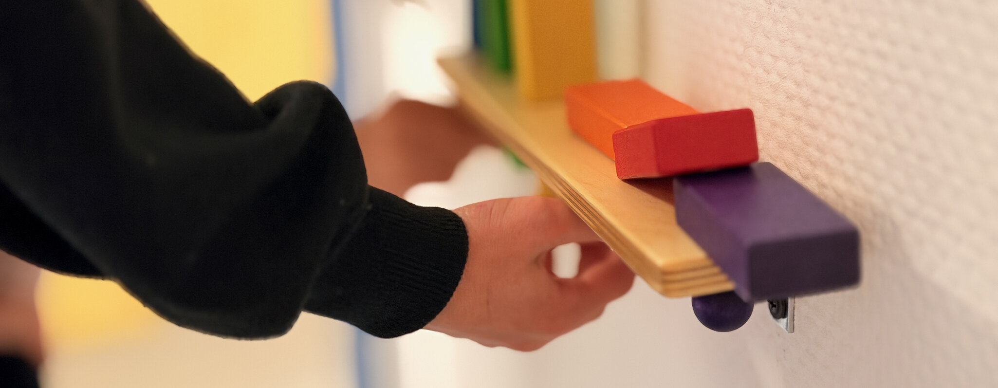 Detail von Spielgeräten an der Wand