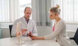 Arzt im Gespräch mit Patientin