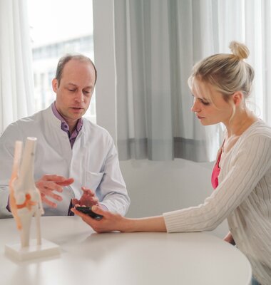 Arzt im Gespräch mit Patientin