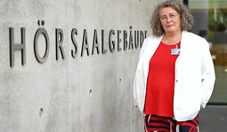 Pflegewissenschaftlerin vor Hörsaalgebäude