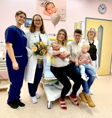 Gruppenfoto mit Neujahrsbaby