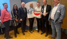Das Team des UKS zusammen mit Minister Jürgen Barke