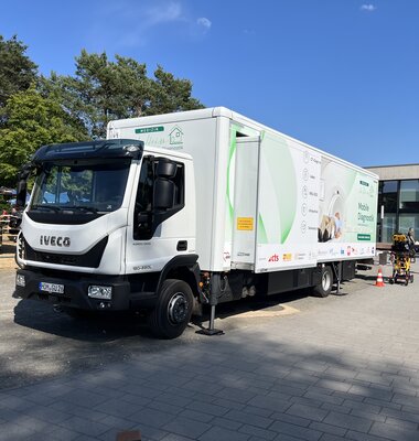 Der MGU-Truck vor dem H&ouml;rsaal