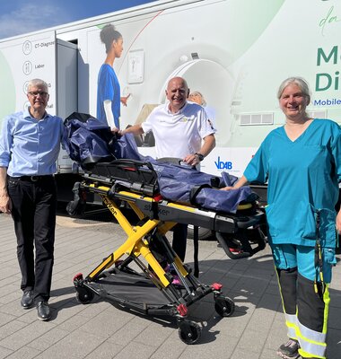 Das Team au&szlig;en am MGU-Truck