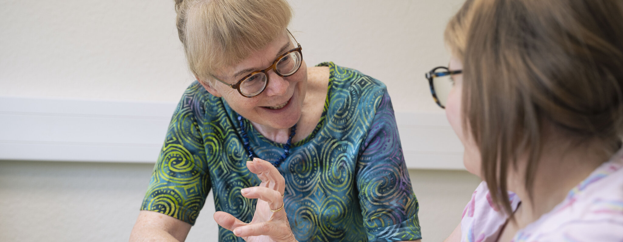 Diplom-Psychologin Iris Lein Köhler im Gespräch mit einer Patientin