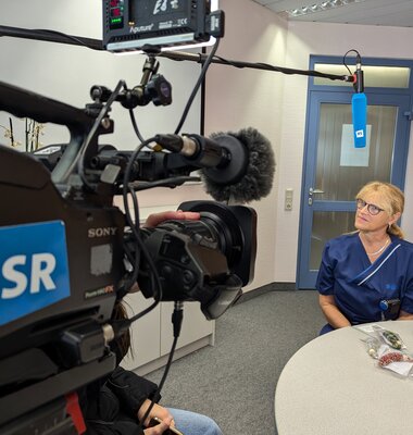 Kamera des Saarl&auml;ndischen Rundfunks und Interviewpartnerin des UKS