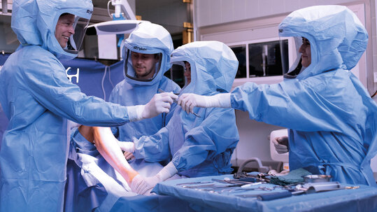 Szene aus dem OP Klinik für Orthopädie und Orthopädische Chirurgie des Universitätsklinikums des Saarlandes, unter der Leitung von Univ.-Prof. Dr. med. Stefan Landgraeber