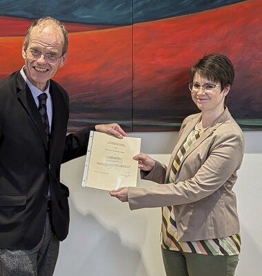 Dr. Caroline Diener erhielt die Auszeichnung f&uuml;r den Calogero-Pagliarello-Studienpreis von Prodekan Prof. Dr. Roy Lancaster.