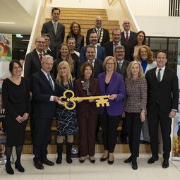 Gruppenfoto von der symbolischen Schlüsselübergabe