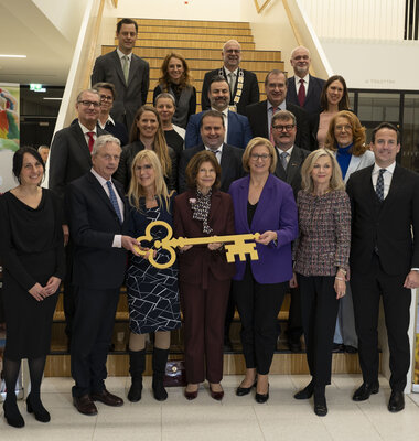 Gruppenfoto von der symbolischen Schl&uuml;ssel&uuml;bergabe