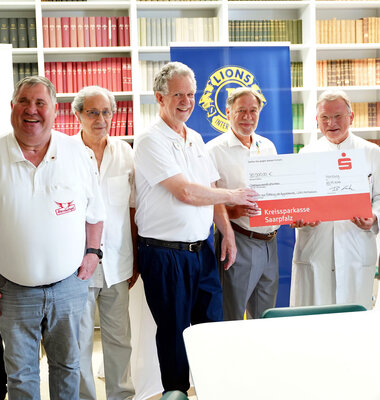Spendenübergabe an die Augenklinik des UKS