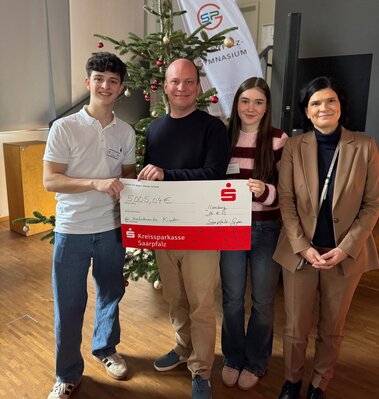 Gruppenfoto bei der Spendenübergabe