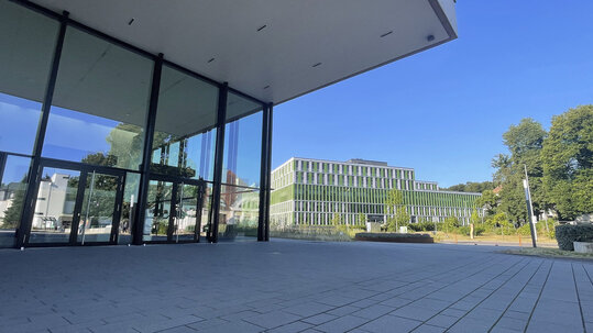 Vorplatz des Hörsaalgebäudes mit der IMED im Hintergrund