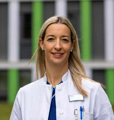 Dr. Yvonne Bewarder